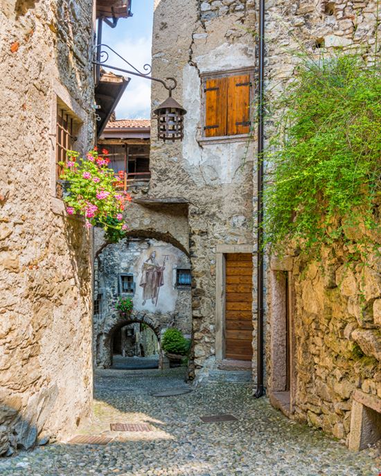 Canale di Tenno Vicoli del borgo Shutterstock.com 